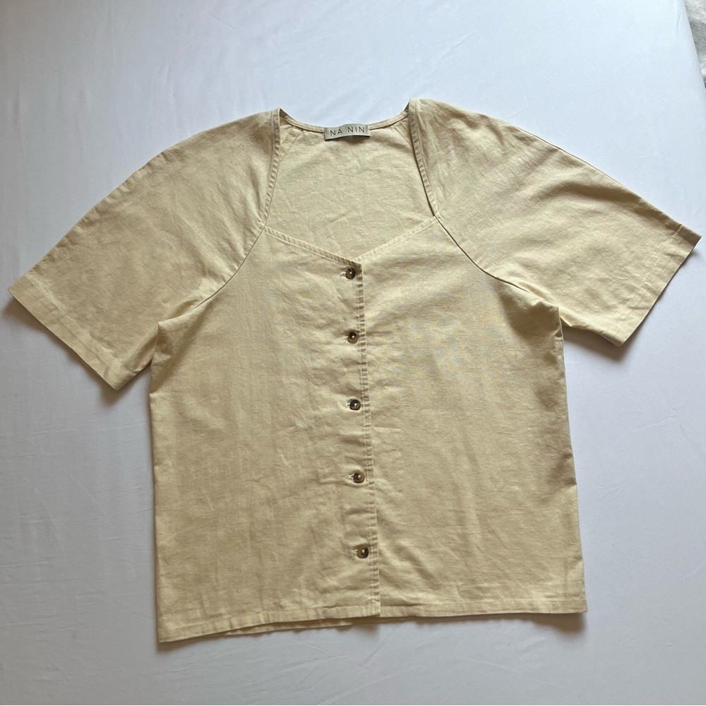 NA-NINI Pale Yellow Button-Front Short Sleeve Blouse with Square Neck